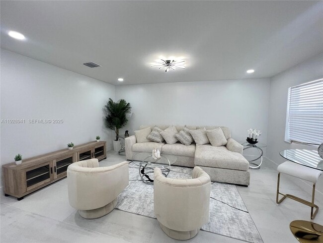 Building Photo - 708 Normandy Ln