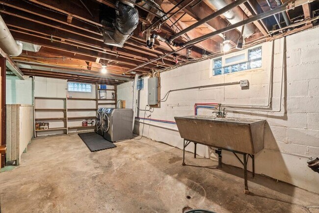 Building Photo - 304 E Schreyer Pl