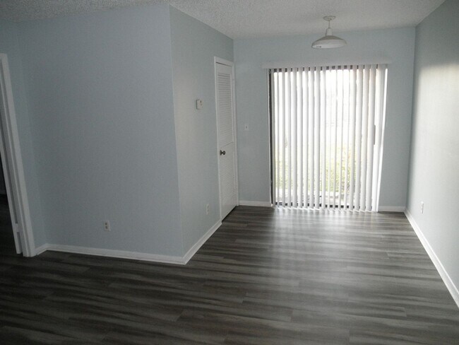 Building Photo - Summit Villas