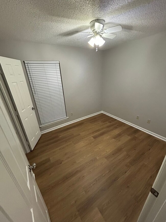 Building Photo - Newly Renovated 3 bedroom/ 2 bathroom in d...