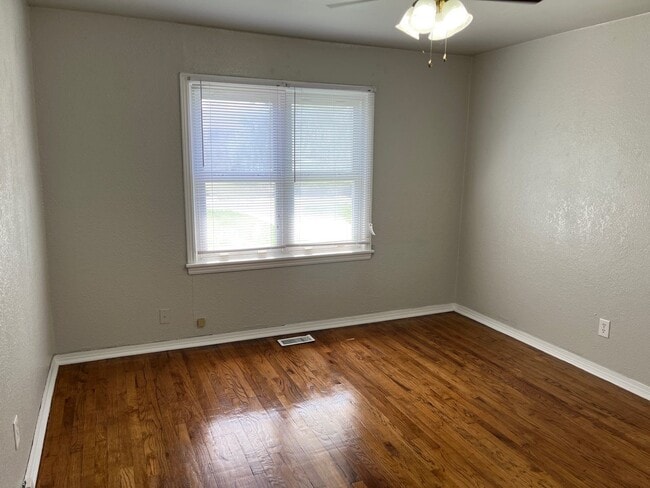 Building Photo - 3 bed 2 bath -Edmond (Danforth and Blvd)