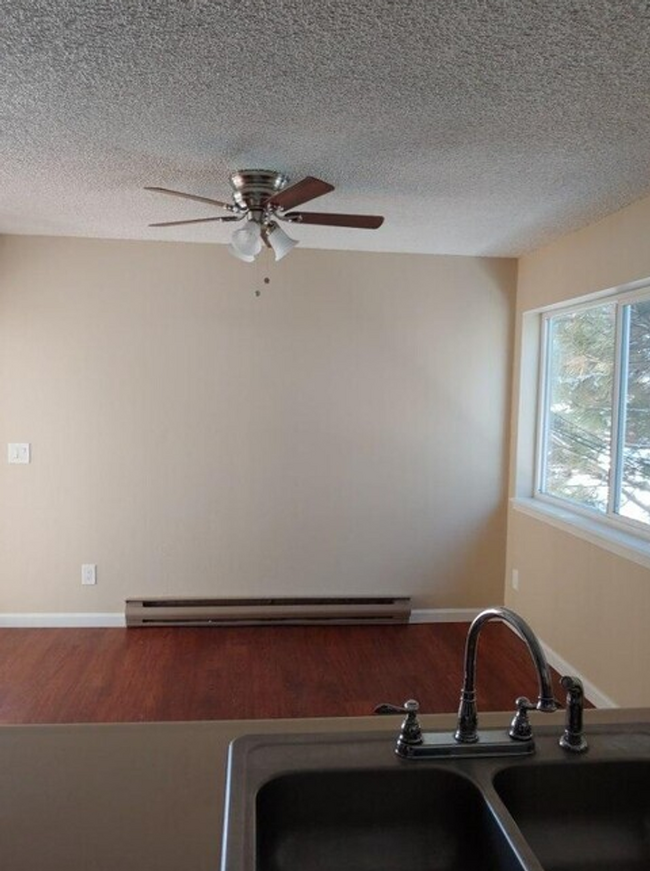 Building Photo - Newly Updated 2 Bedroom Close to Downtown ...