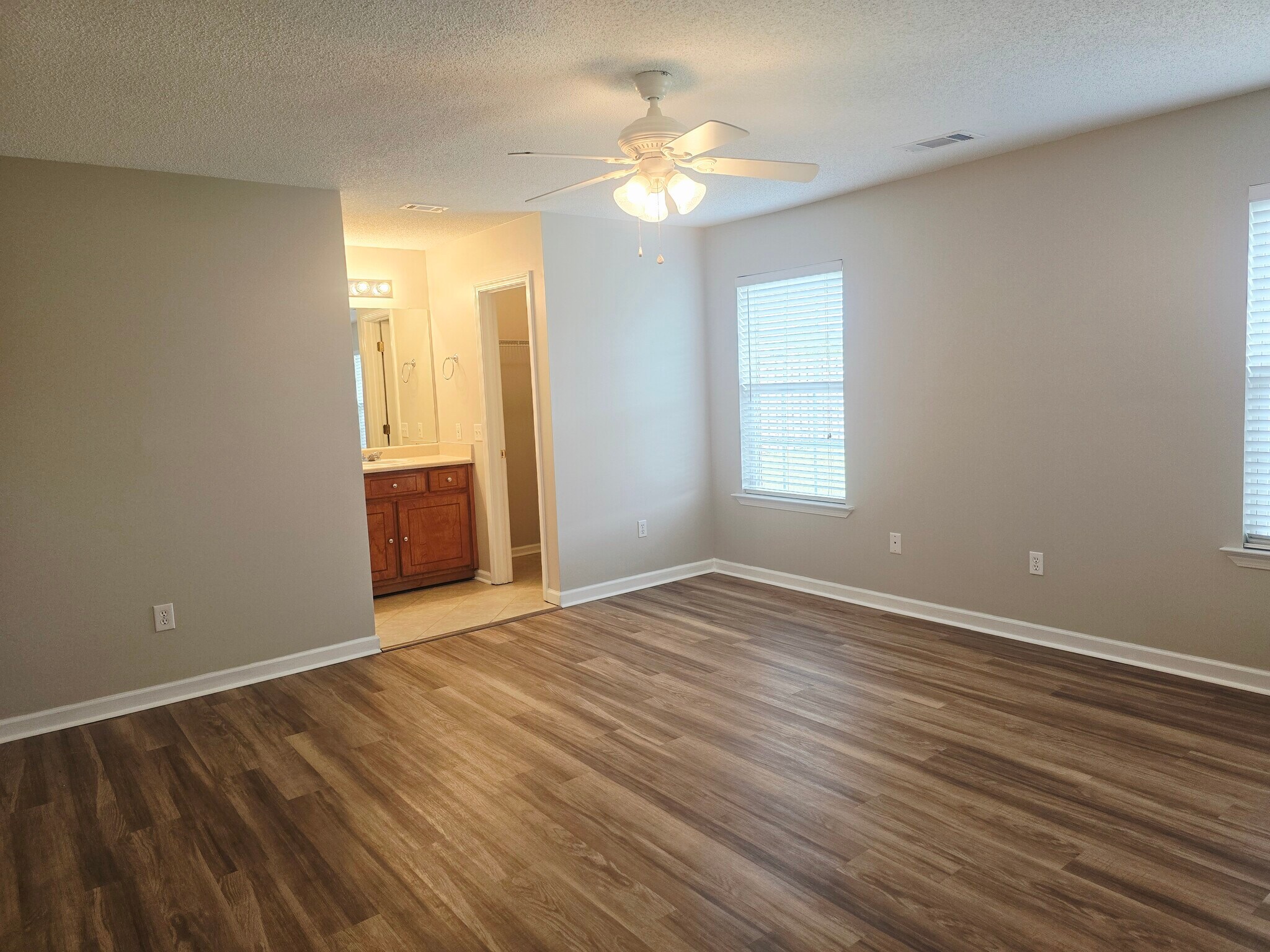 Building Photo - 111 Quarterhorse Dr