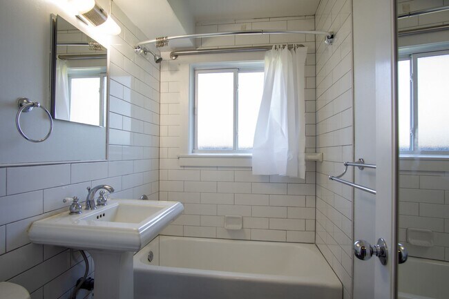 Building Photo - John's Landing: Mid-Century Studio w/ Walk-Through Closet!