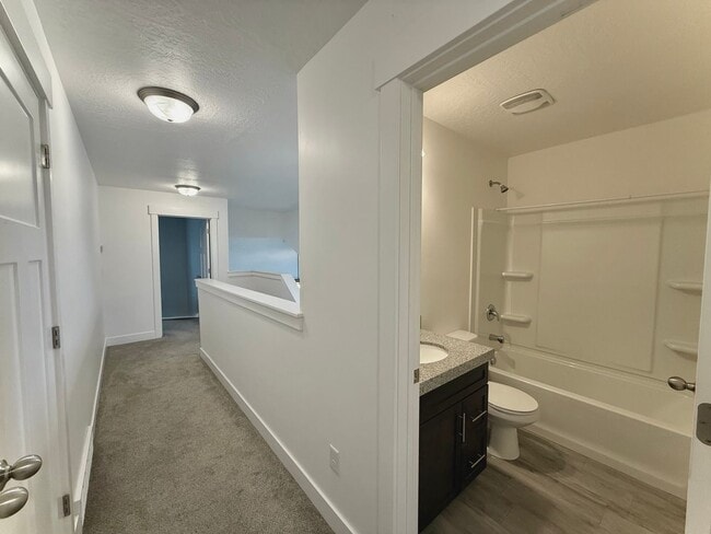 Building Photo - Beautiful SLC Town Home Available Now