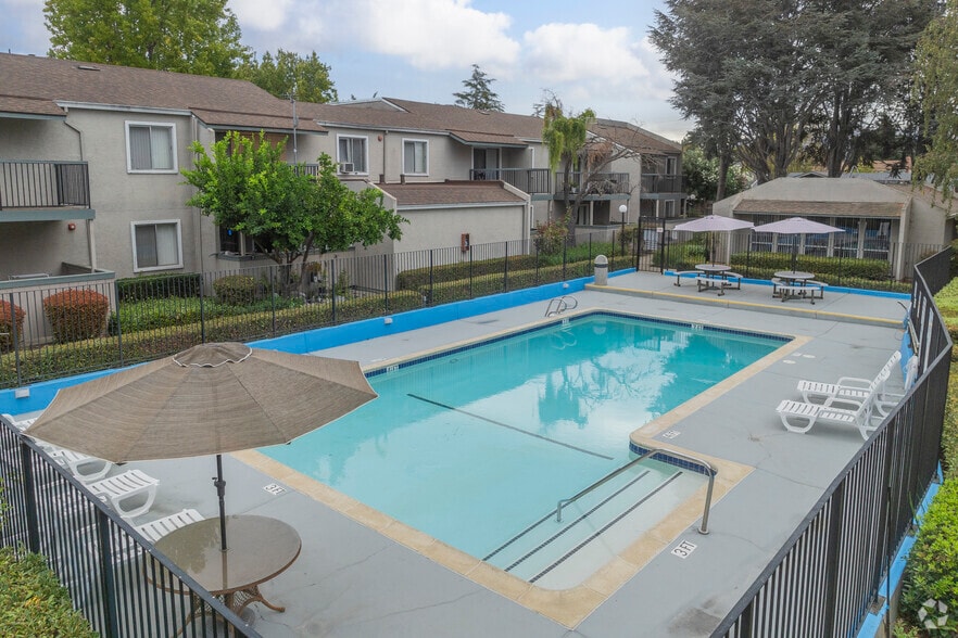 Pool - Windsor Garden Apartments