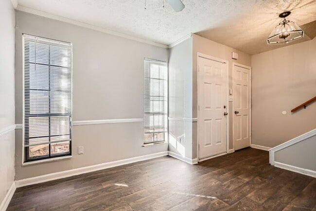 Building Photo - Charming 2-Bedroom Town Home for Rent in Morrow, GA