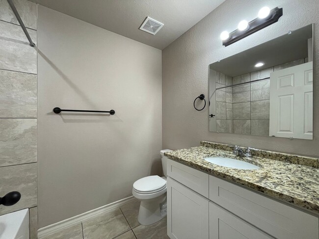 Building Photo - Town home for rent