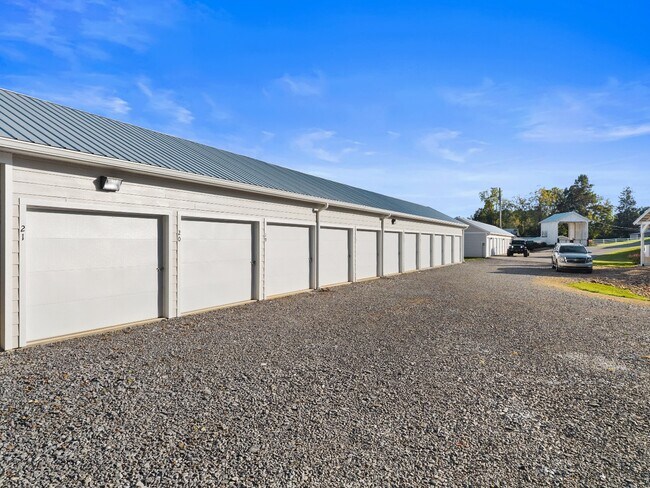 Building Photo - 1925 Lakeshore Dr