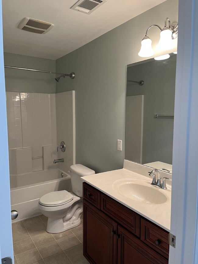 Building Photo - "Charming 4-Bed Gem with Guest Suite & Mod...