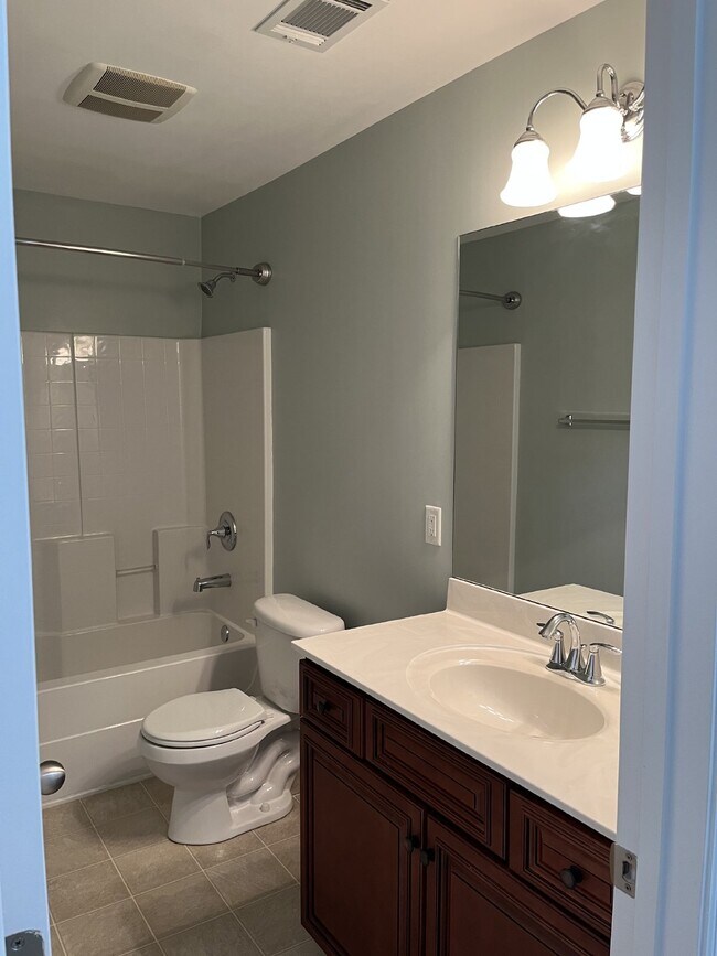 Building Photo - "Charming 4-Bed Home with Guest Suite & Gr...