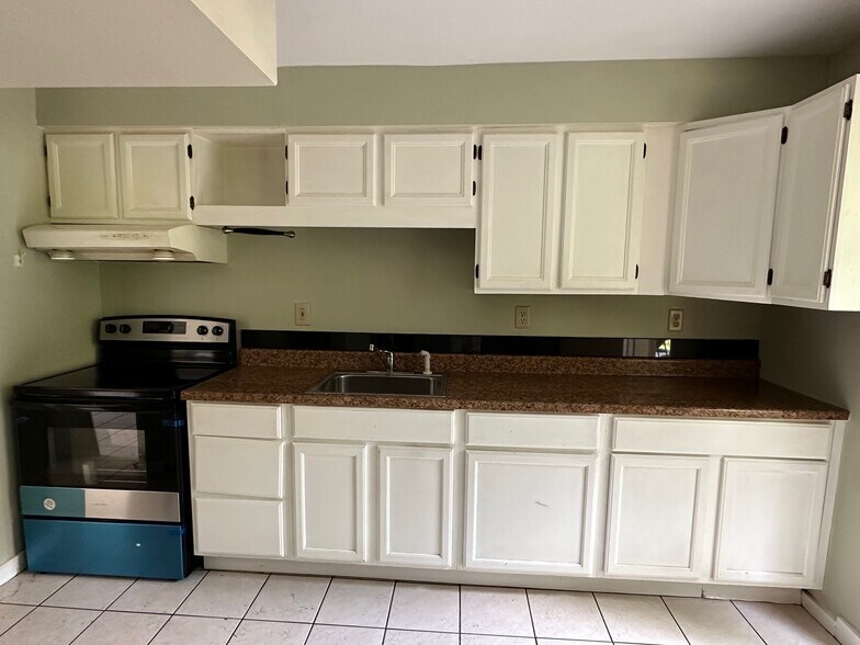 Building Photo - 445 Cedar Dr