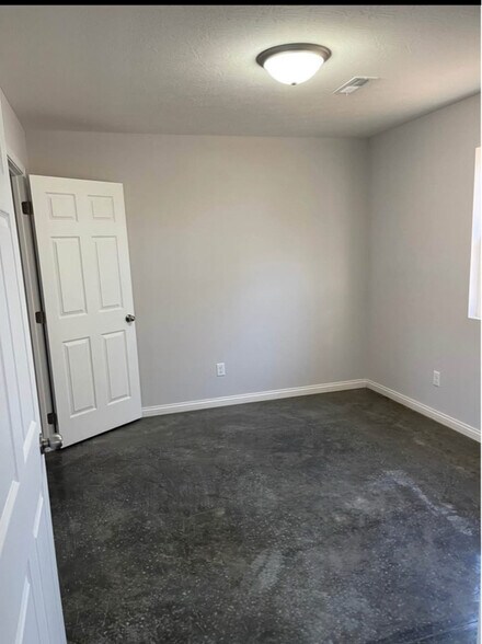 Building Photo - 35 Tracker Ln