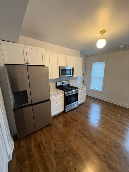 Building Photo - 705 N Damen Ave