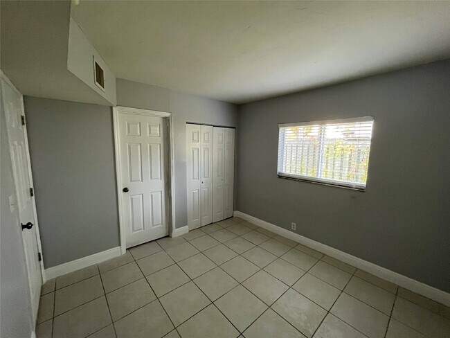 Building Photo - 1311 NE 18th St