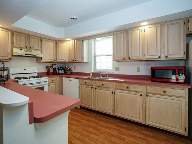 Building Photo - 2BR/2.5BA End Unit Condo | Central York SD | Open Layout | Parking + Patio | Spacious Living!