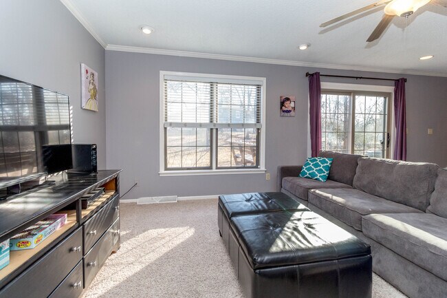 Building Photo - Large SW CoMo Duplex - 4 bed - 2.5 bath