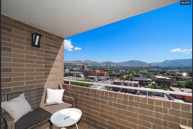 Building Photo - Broadway Condo