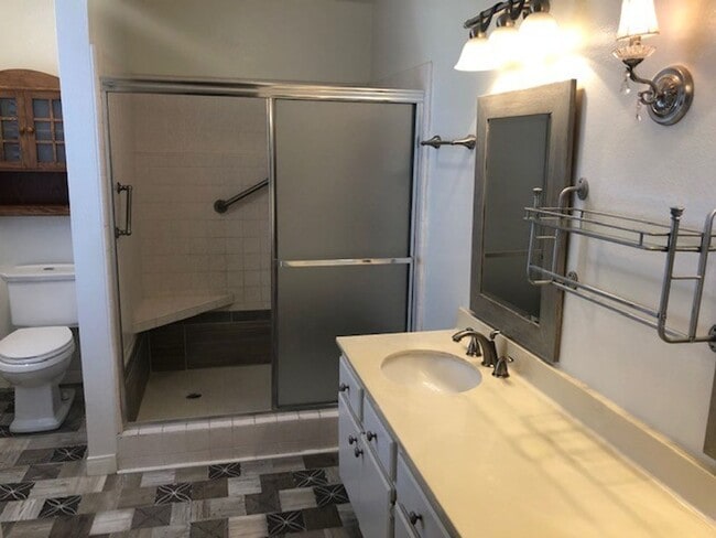 Building Photo - East Ventura - Three bedroom Townhome in R...