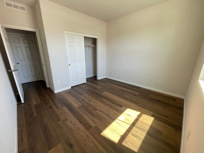 Building Photo - 427 Avignon Way