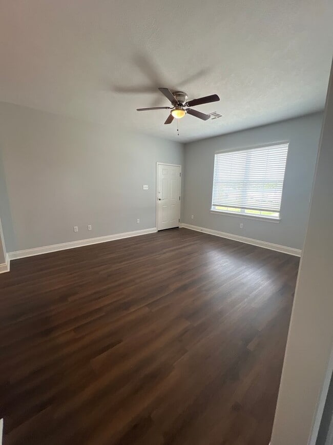 Building Photo - 2 bedroom 1 bath apartment for lease