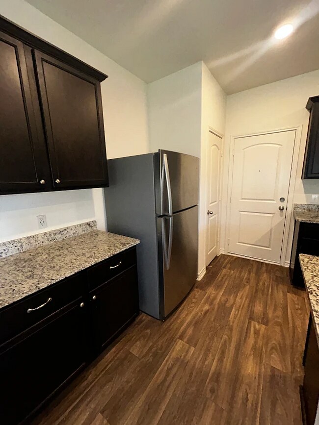 Building Photo - Beautifully Designed 4BR/2.5BA Home In The Charming Town of Elgin