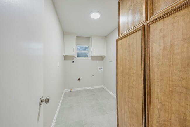 Building Photo - 4 Bedroom, 3 Bath Home Gorgeously Remodeled