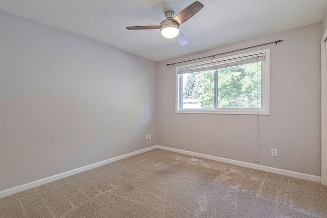 Building Photo - 4 bedroom 3 bath home in Tualatin with sep...
