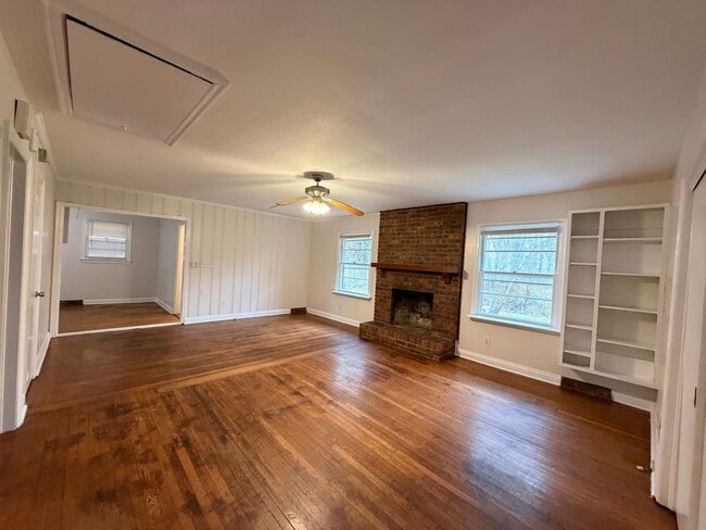 Building Photo - Brick 3/1.5 House in West Rome- $1,250