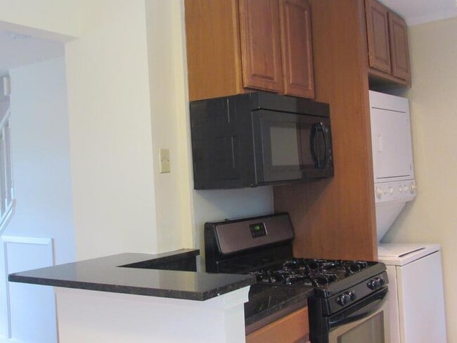 Building Photo - 2 Bedroom Townhome with 1.5 bath Ready for...