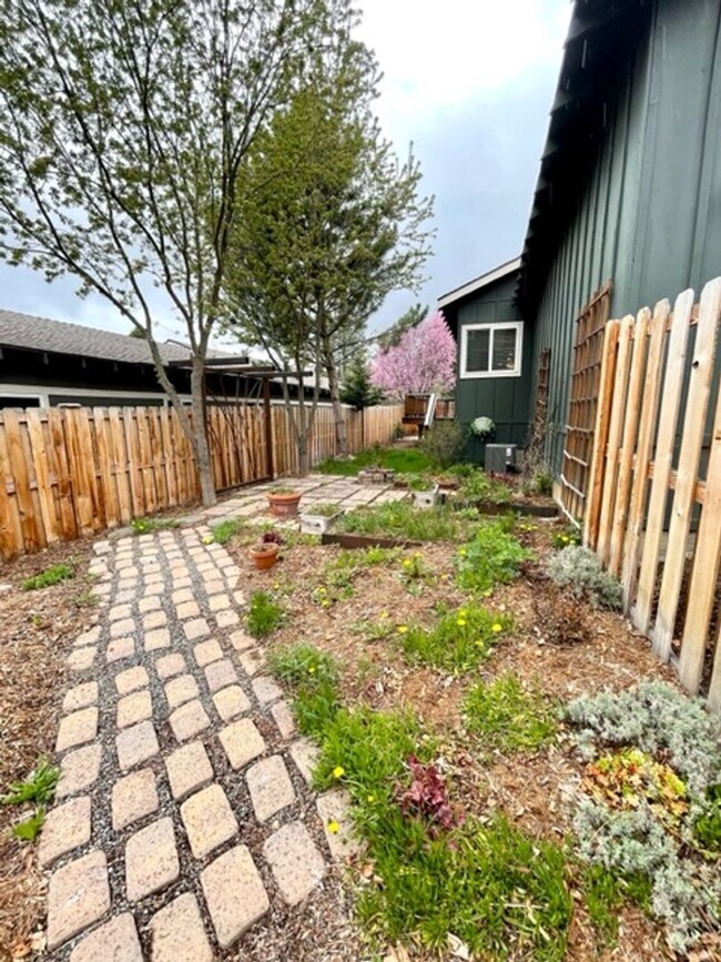 Building Photo - Near Downtown Bend and the Deschutes River...