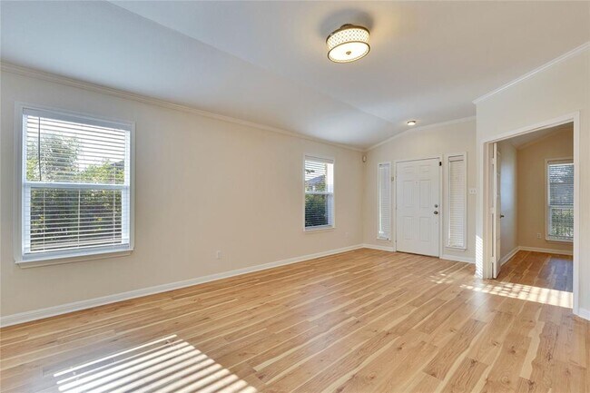 Building Photo - 600 Lakemont Dr