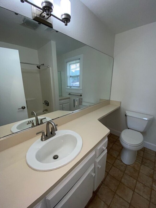 Building Photo - Laine Hill Condominiums