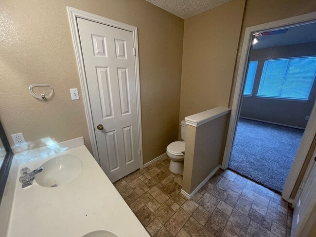 Building Photo - 5006 Glenoak Dr