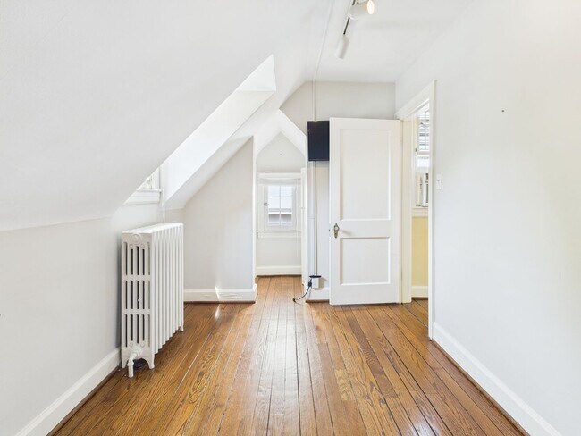 Building Photo - 307 Lexington Rd