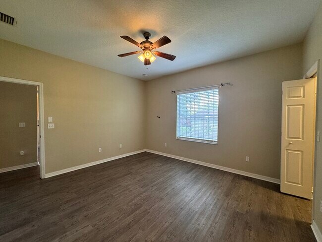 Building Photo - Charming 3-Bedroom Home with Modern Update...