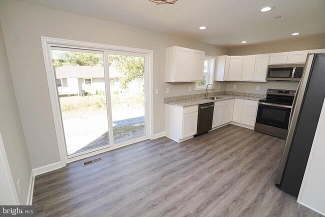 Building Photo - 621 Cedar St