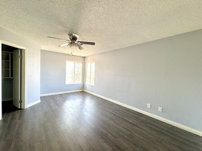 Building Photo - 4BD/3BA Henderson Townhome with Fireplace,...