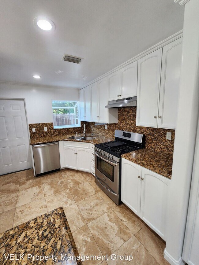 Building Photo - 3 br, 2.5 bath House - 2585 N Windsor Ave