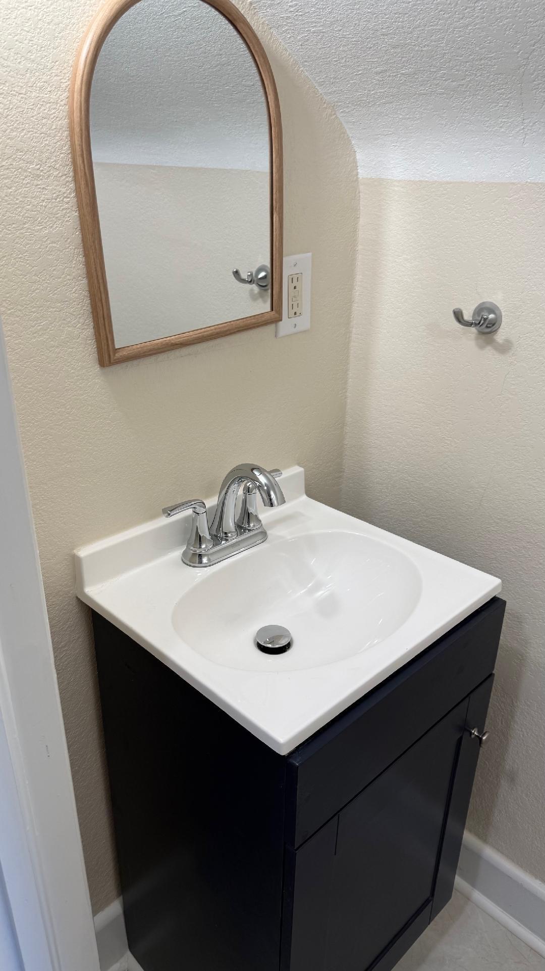 1/2 bath (upstairs) - 122 N Fir Ave