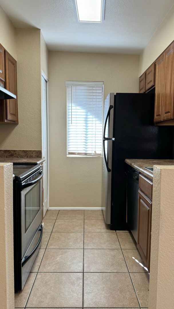 Building Photo - Central 2 bedroom condo, near U of A and UMC!