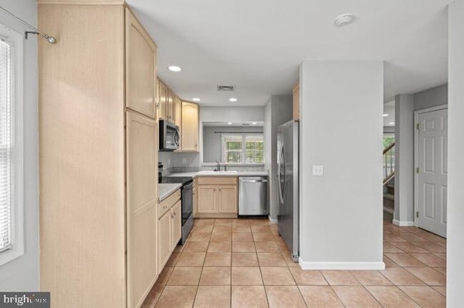 Building Photo - 262 Crescent Dr