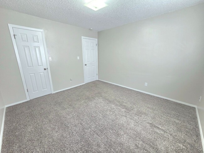 Building Photo - Large 2 Bedroom Apartment with Peak Views!