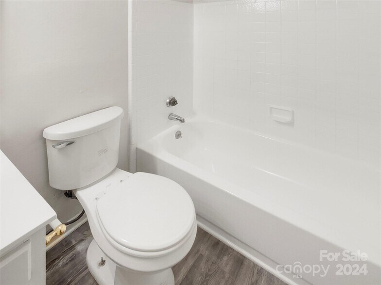 Third Bedroom Private Bathroom - 6003 Treetop Ct