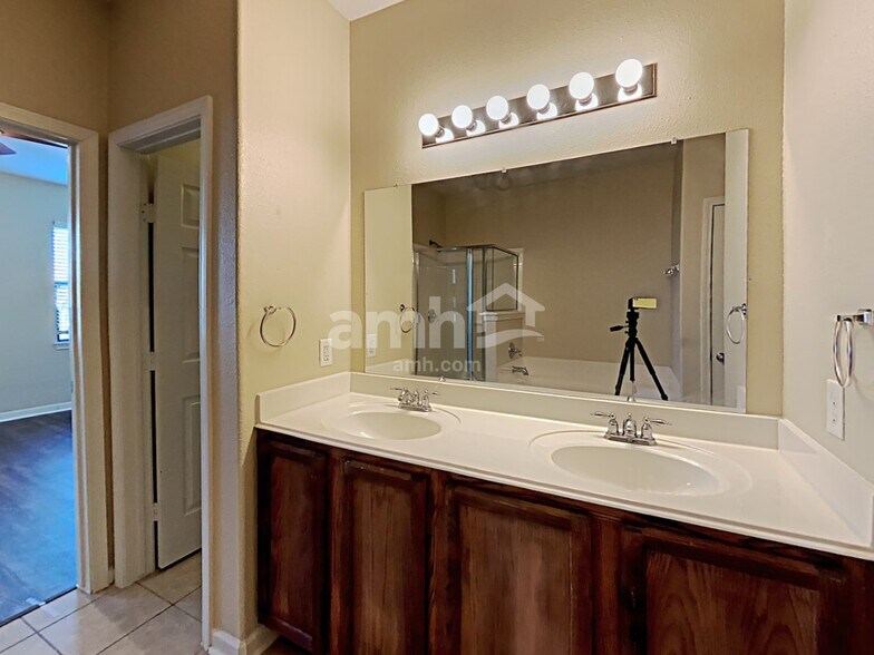 Building Photo - 29712 Buffalo Canyon Dr