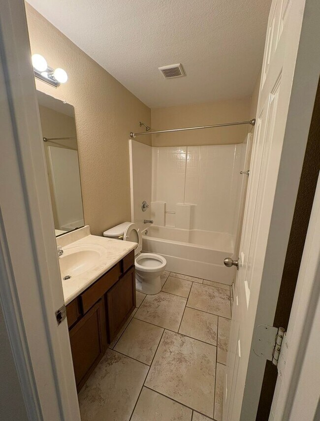 Building Photo - AVAILABLE NOW!!