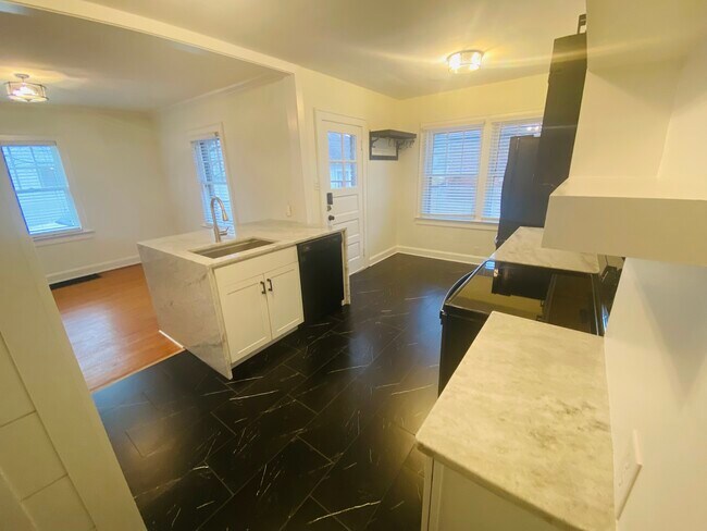 Building Photo - 930 E 56th St