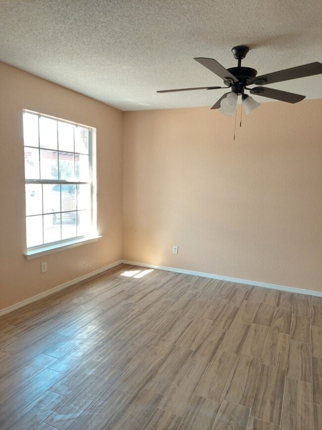 Building Photo - 3 bedroom 2 bathroom home!