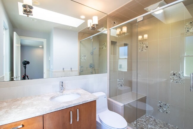 Building Photo - 5Bd/2.5Ba Redmond Home