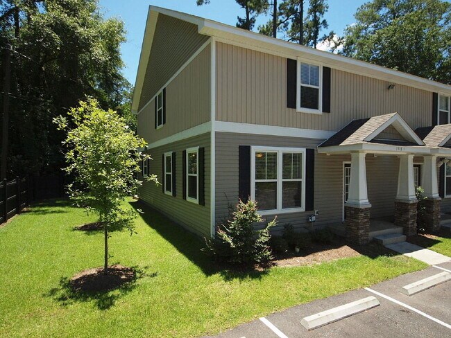 Building Photo - Hamptons on High – 4 Bedroom / 4 Bathroom Student Townhome Near FSU & TSC!